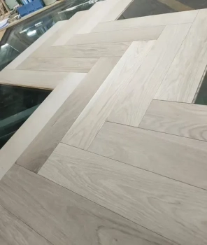 Woodland Select Prime grade unfinished Oak Herringbone